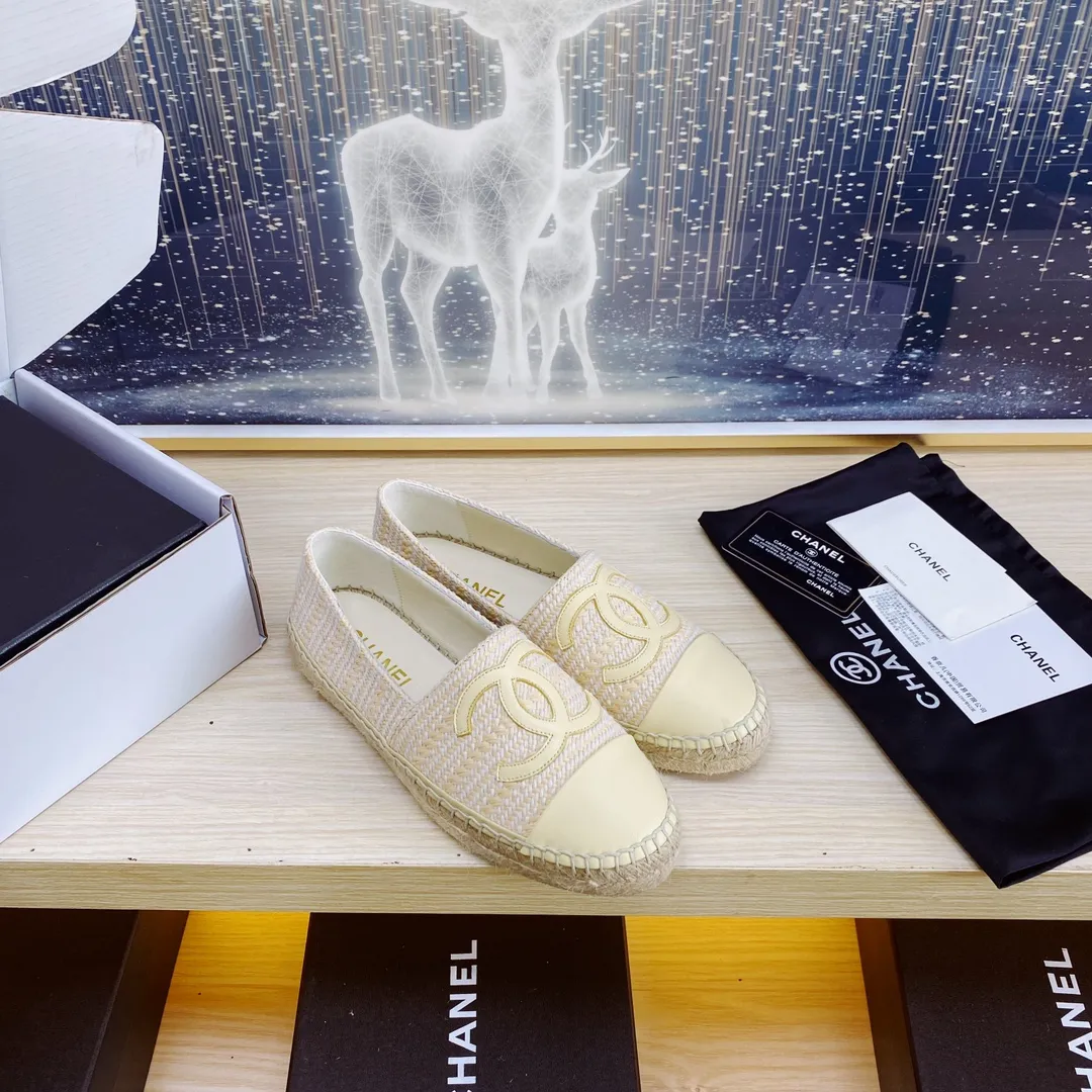 👟👟Ex-factory price 440👟👟 24s new color Chanel ✈️2023s spring and summer new fisherman shoes 😍😍Taikoo Hui purchased three pairs of original development 🐂🐂with purchasing white double-layer outer packaging 🤩Original one-to-one shipment ❗️❗️Code number: 34-42 (34 41 42 customized)